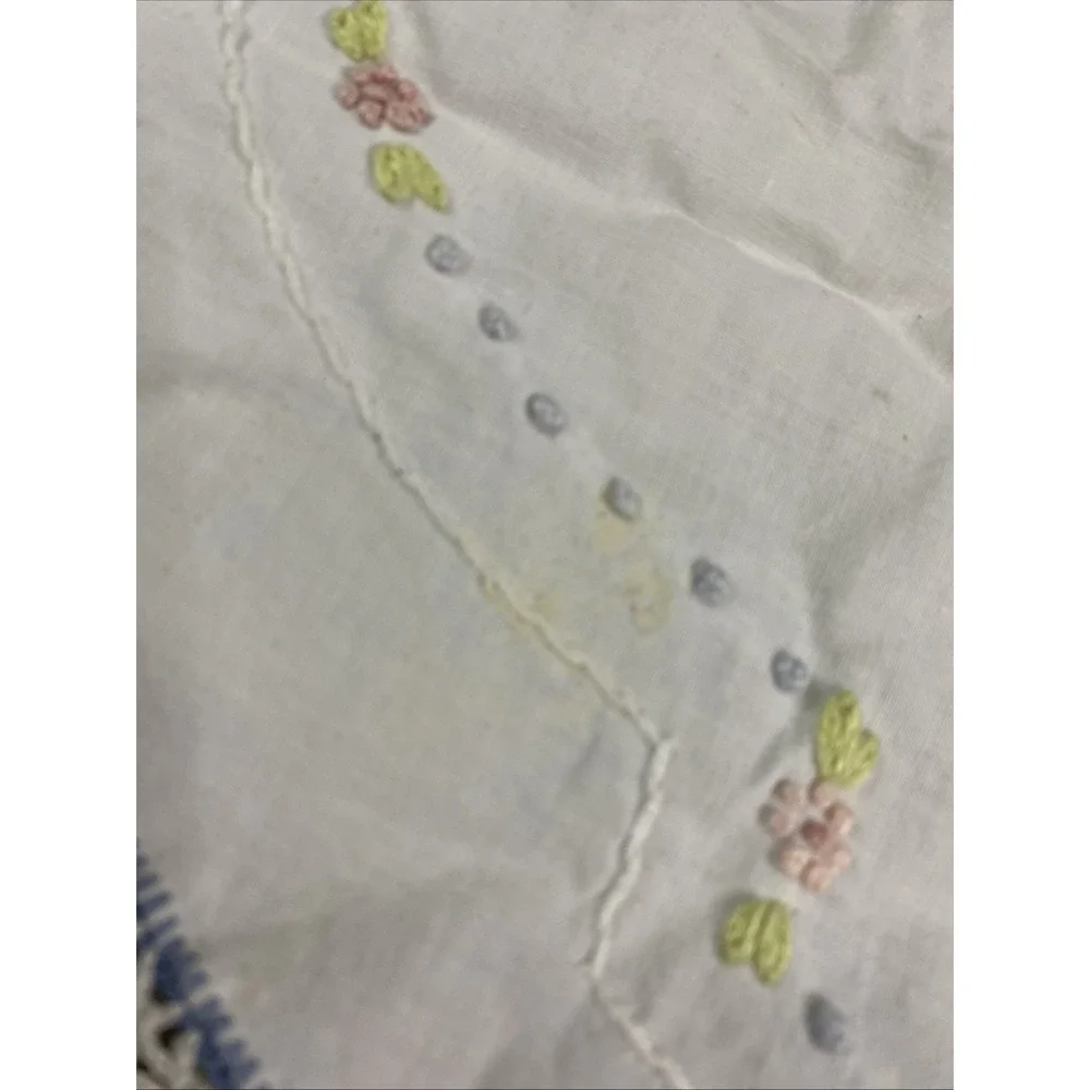 Vintage Floral Hand Embroidered Crocheted Trim Oval Doily Table Runner‎
